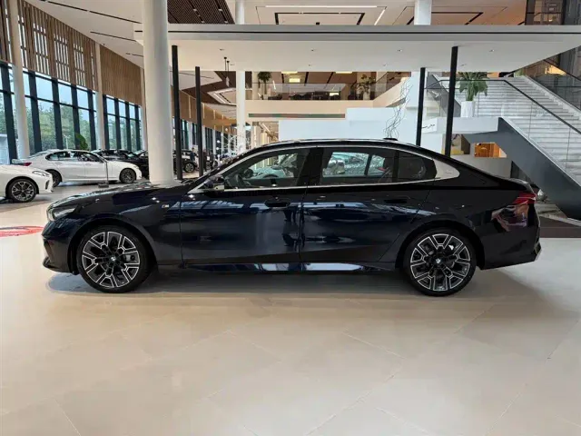 BMW 5 Series — Фото автомобиля 12