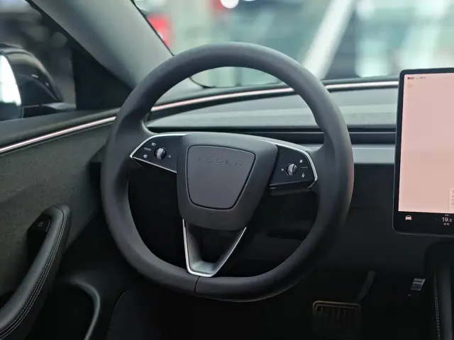 Tesla Model 3 — Фото автомобиля 10
