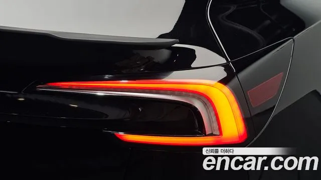 Tesla Model 3 — Фото автомобиля 8