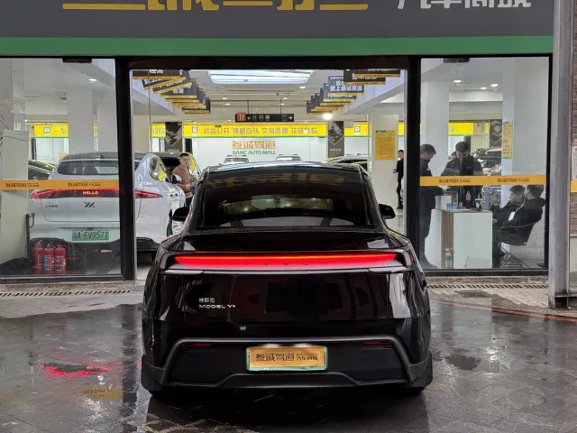 Tesla Model Y — Фото автомобиля 5