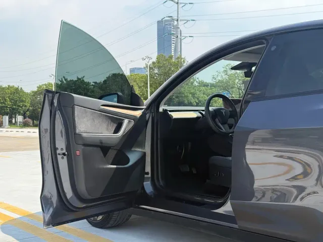 Tesla Model Y — Фото автомобиля 9