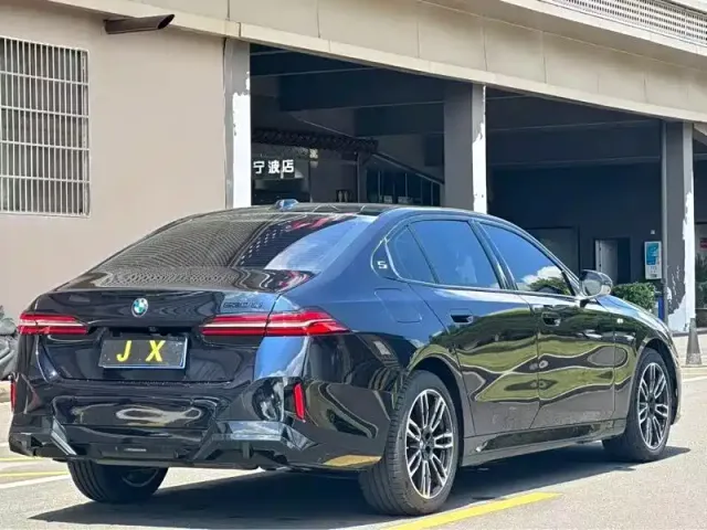 BMW 5 Series — Фото автомобиля 12