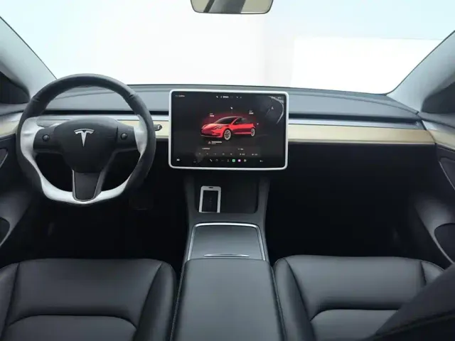 Tesla Model 3 — Фото автомобиля 12