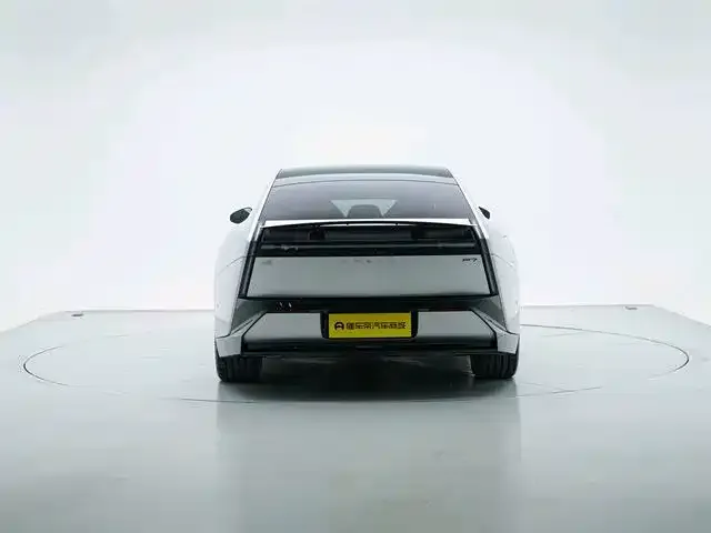 Xpeng P7 — Фото автомобиля 3