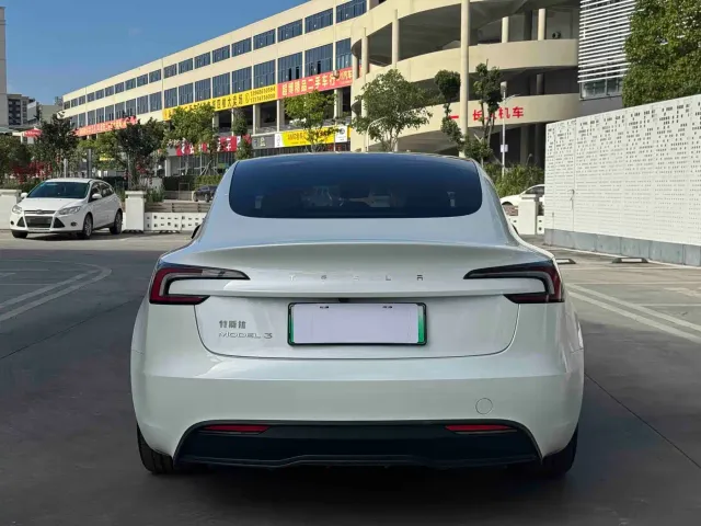 Tesla Model 3 — Фото автомобиля 8