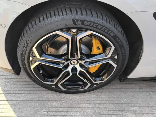 Xiaomi SU7 — Фото автомобиля 22