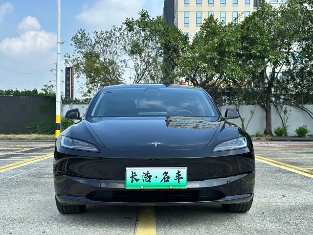 Tesla Model 3 — Фото автомобиля 2