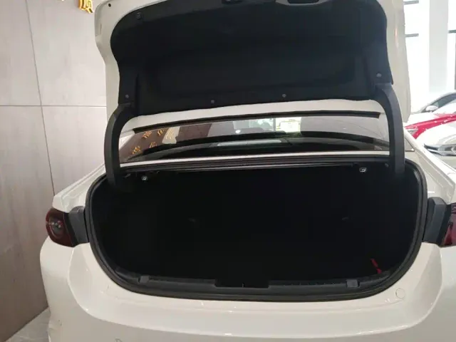 Mazda Axela — Фото автомобиля 18