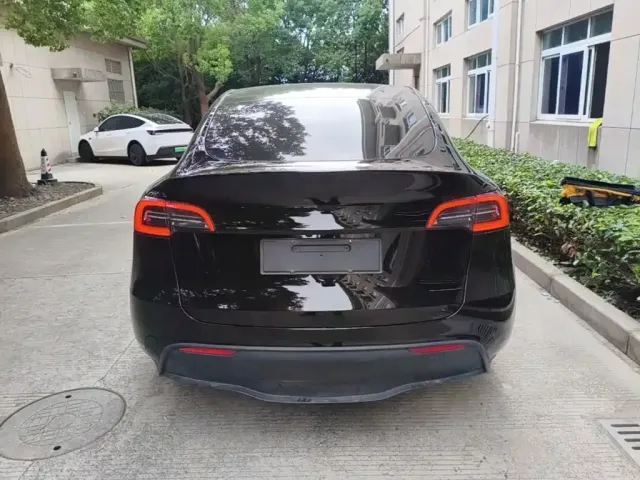 Tesla Model Y — Фото автомобиля 5