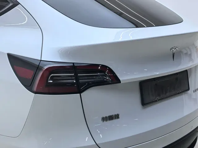 Tesla Model Y — Фото автомобиля 13