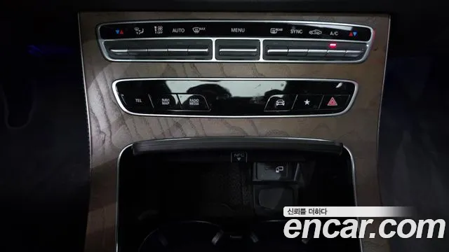 Mercedes-Benz E-Class — Фото автомобиля 21