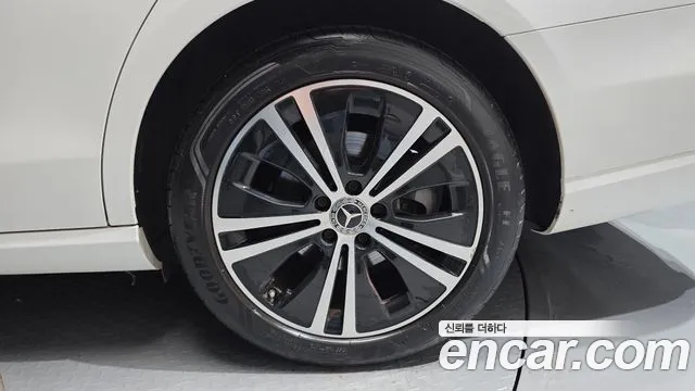 Mercedes-Benz E-Class — Фото автомобиля 20