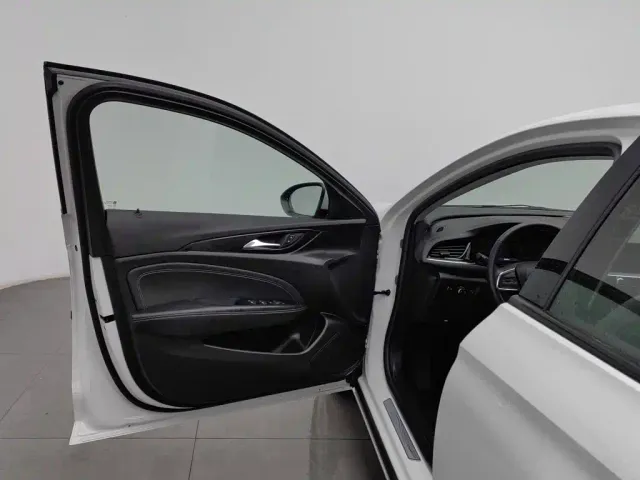 Buick Regal — Фото автомобиля 8