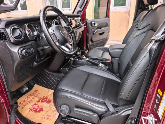 Jeep Wrangler — Фото автомобиля 17