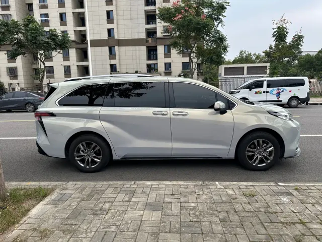 Toyota Sienna — Фото автомобиля 23