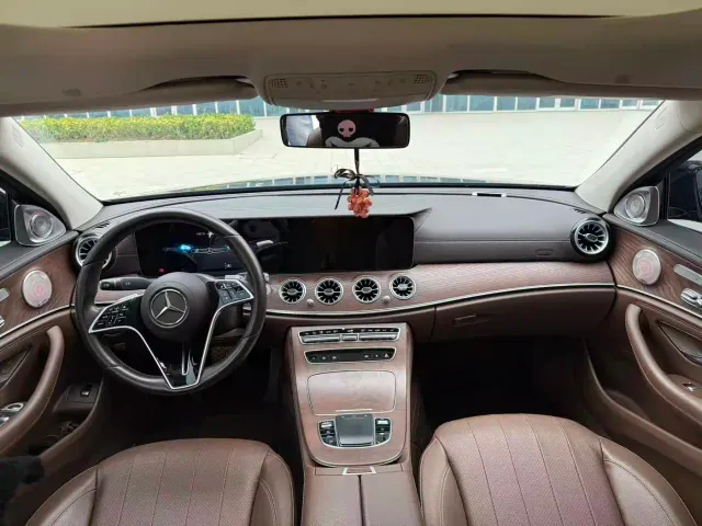 Mercedes-Benz E-Class — Фото автомобиля 5