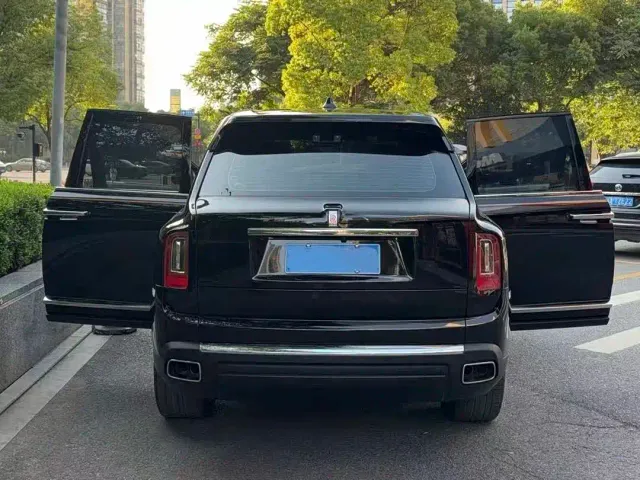 Rolls-Royce Cullinan — Фото автомобиля 2