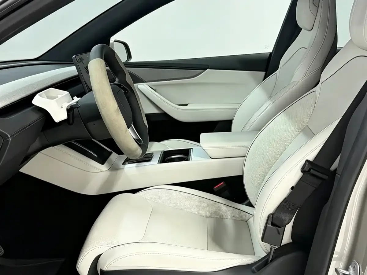 Tesla Model Y L 2025 Facelift Long Range AWD — Фото автомобиля 8