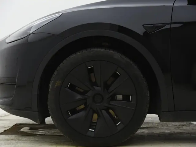 Tesla Model Y — Фото автомобиля 10