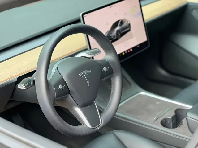 Tesla Model 3 — Фото автомобиля 11