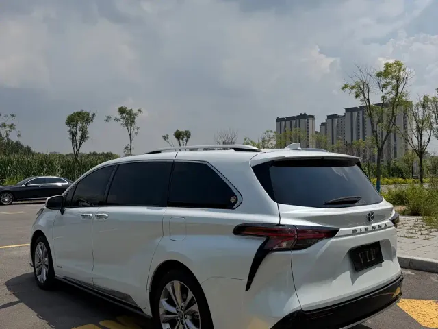 Toyota Sienna — Фото автомобиля 4