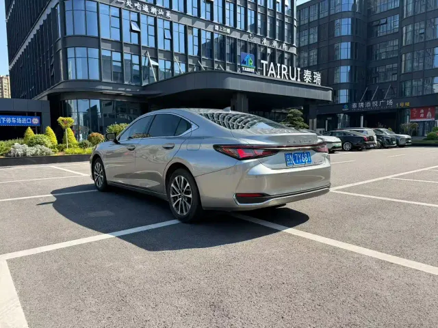 Lexus ES — Фото автомобиля 8
