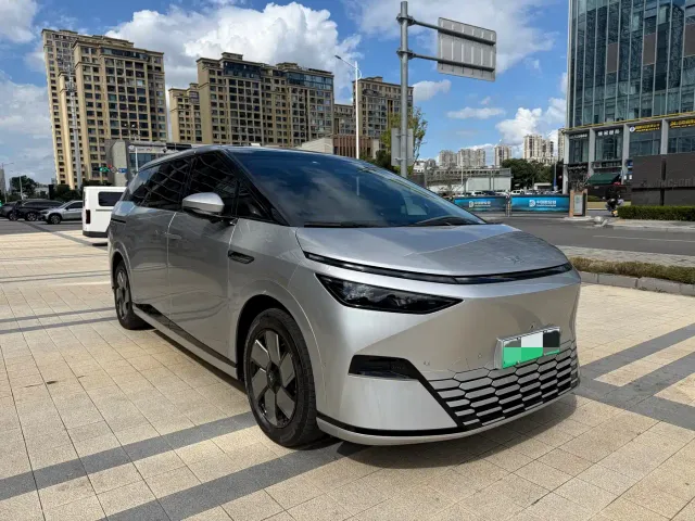 Xpeng X9 — Фото автомобиля 3