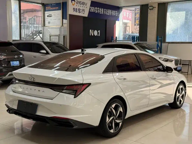 Hyundai Elantra — Фото автомобиля 4