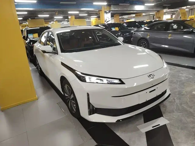 Changan Qiyuan A05 — Фото автомобиля 3