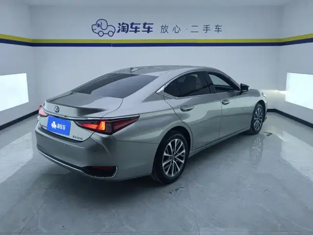 Lexus ES — Фото автомобиля 3