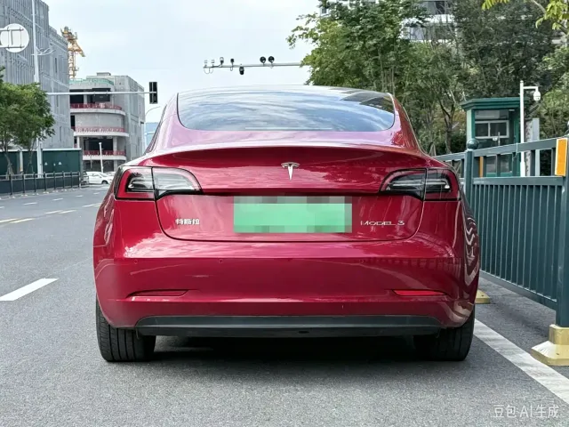 Tesla Model 3 — Фото автомобиля 4