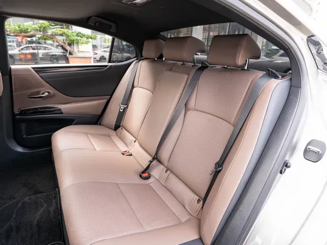 Lexus ES — Фото автомобиля 12