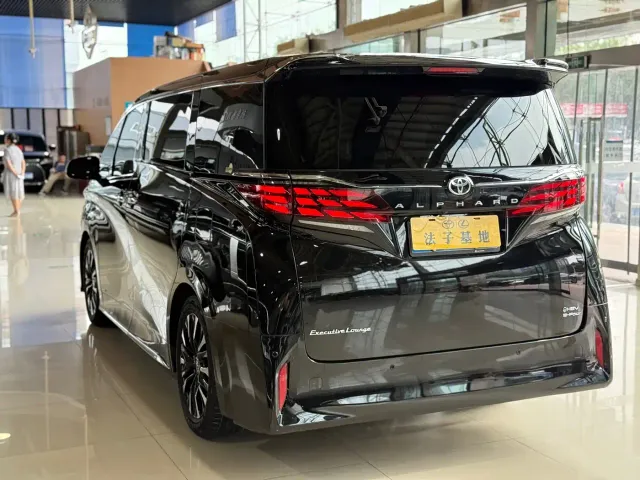 Toyota Alphard — Фото автомобиля 23