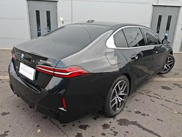 BMW i5 — Фото автомобиля 4