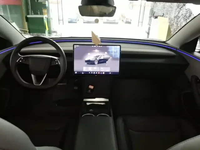 Tesla Model 3 — Фото автомобиля 9
