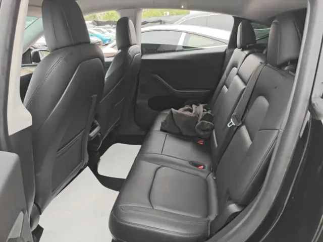 Tesla Model Y — Фото автомобиля 16