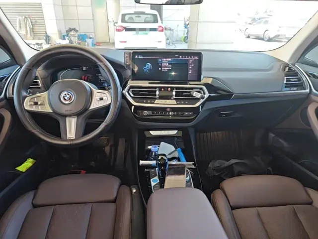 BMW iX3 — Фото автомобиля 9