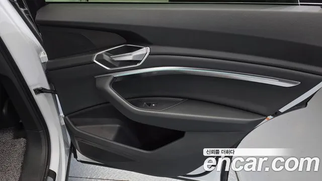 Audi e-tron — Фото автомобиля 22