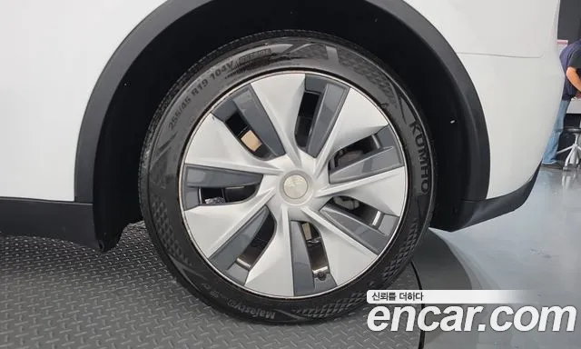 Tesla Model Y — Фото автомобиля 6
