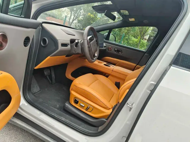 Li Auto i8 — Фото автомобиля 4