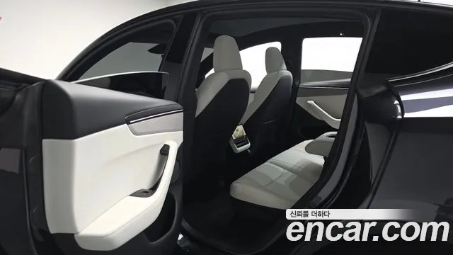 Tesla Model Y — Фото автомобиля 18