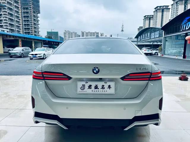 BMW 5 Series — Фото автомобиля 8
