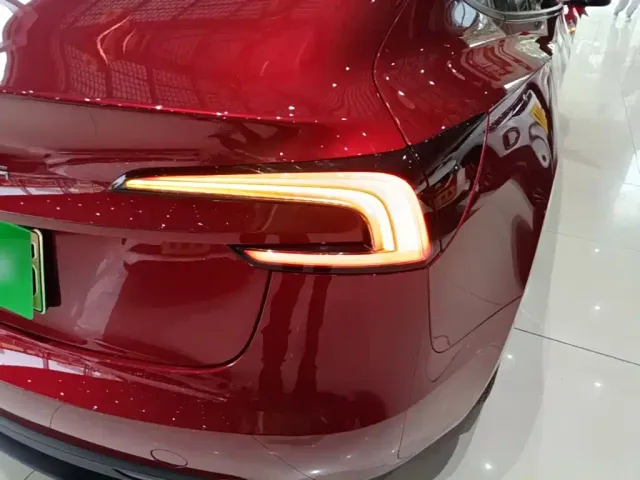 Tesla Model 3 — Фото автомобиля 7
