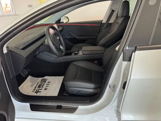 Tesla Model 3 — Фото автомобиля 11