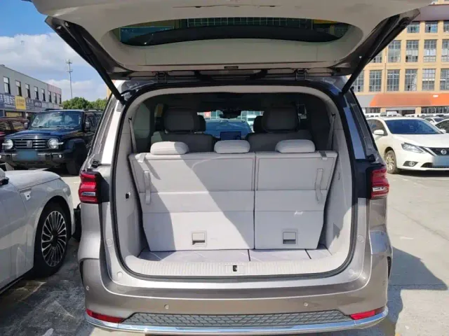 Roewe iMAX8 — Фото автомобиля 18