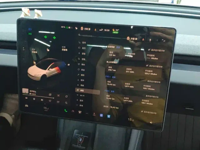 Tesla Model 3 — Фото автомобиля 12
