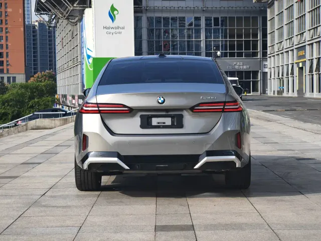 BMW 5 Series — Фото автомобиля 3