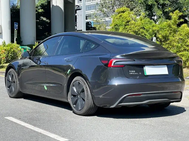Tesla Model 3 — Фото автомобиля 17