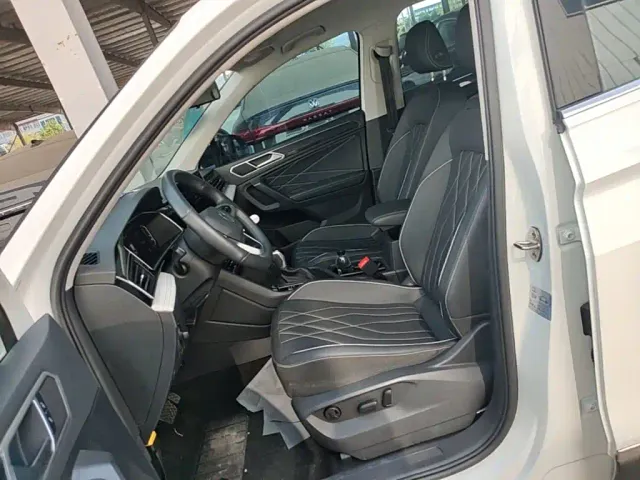 Volkswagen Tiguan L — Фото автомобиля 14