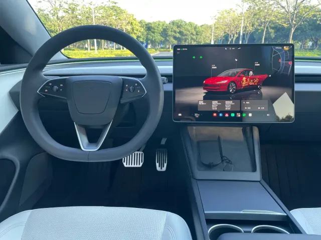 Tesla Model 3 — Фото автомобиля 16